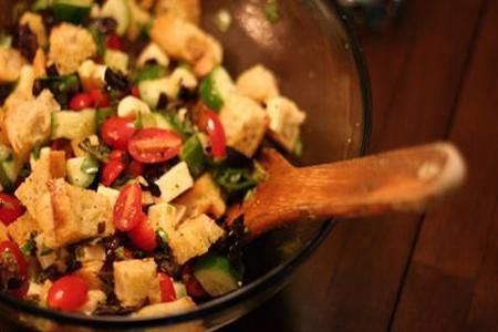 Panzanella - salata de vara a italienilor